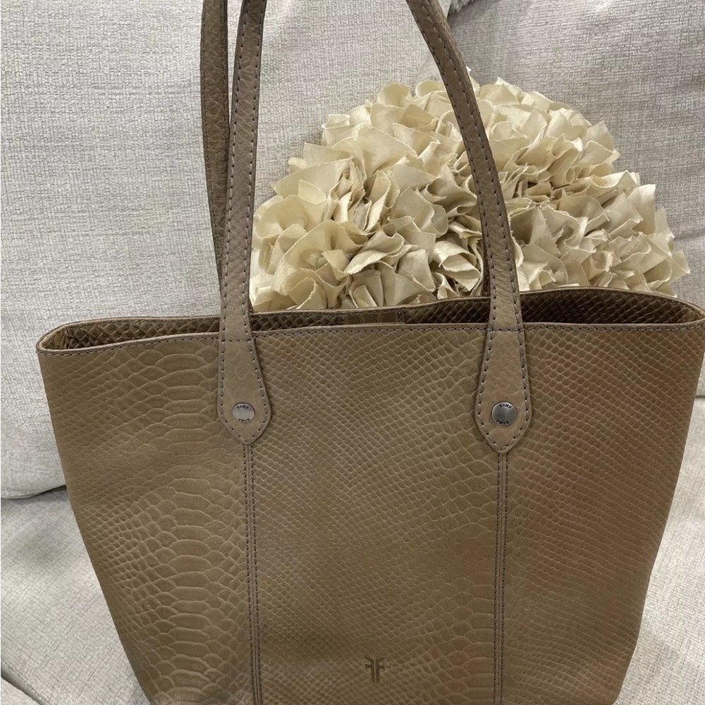 🤍🩶Frye Melissa 3D Floral Snake Embossed Leather Tote $498 - Picture 6 of 16